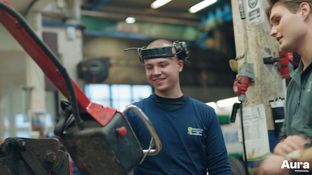 Vilmer och Markus står vid en maskin