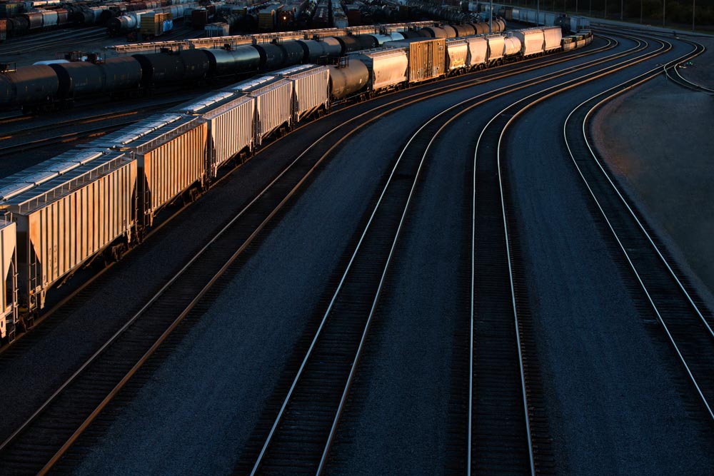 Tågspår med några tåg som står parkerade